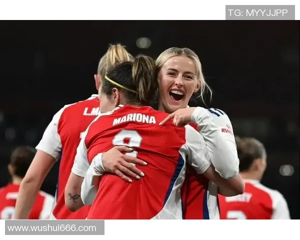 足球女球迷与球星激情对决 打扑克时的惊险与友谊之战